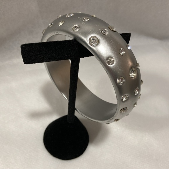 ❤️ 2/$25* ❤️ - Brushed Silvertone Bangle Bracelet & Large Cubic Zirconia Stones - Picture 5 of 10